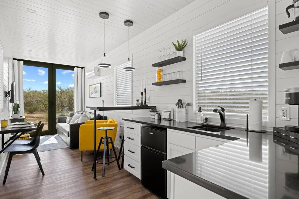 New The Yellow Beacon-Luxury Shipping Container Фредериксберг Экстерьер фото