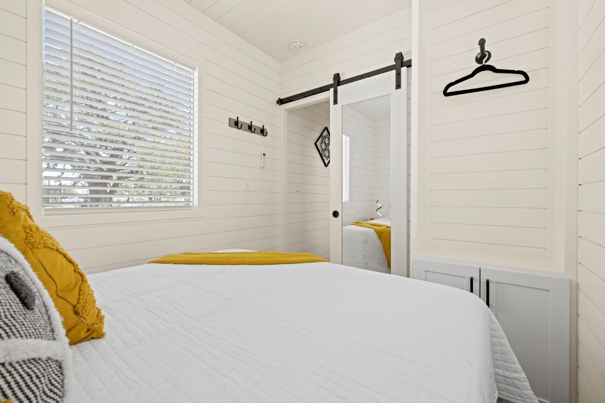 New The Yellow Beacon-Luxury Shipping Container Фредериксберг Экстерьер фото